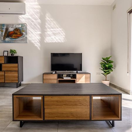 F11 Room 2, Private Room Two Single Beds Shared Bathroom In Shared Flat Msida Exterior photo