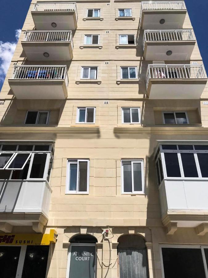 F11 Room 2, Private Room Two Single Beds Shared Bathroom In Shared Flat Msida Exterior photo