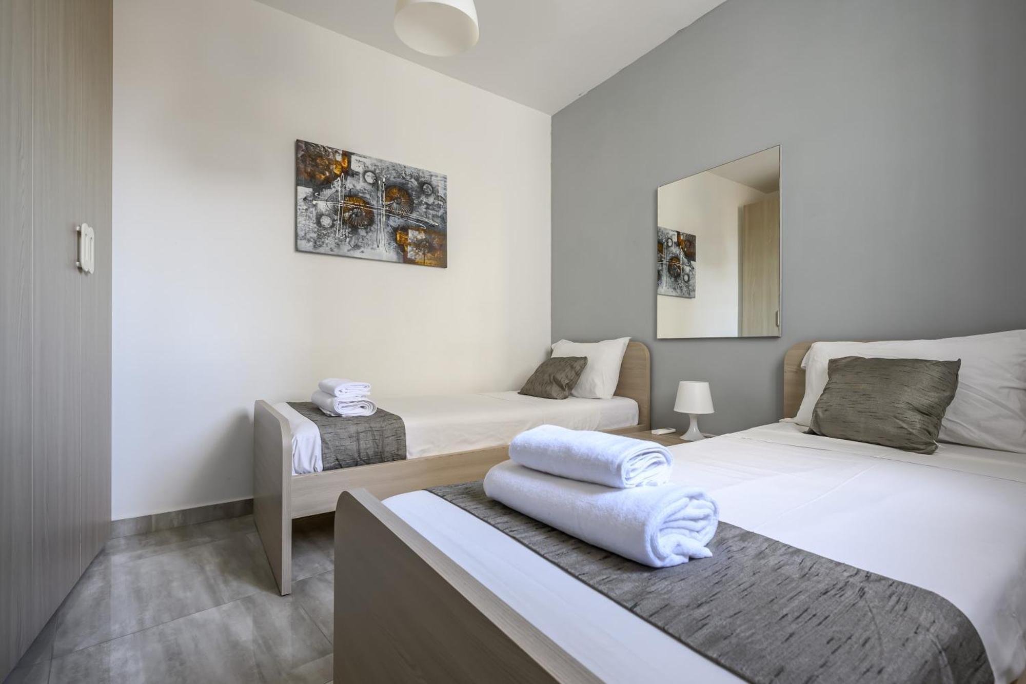 F11 Room 2, Private Room Two Single Beds Shared Bathroom In Shared Flat Msida Exterior photo