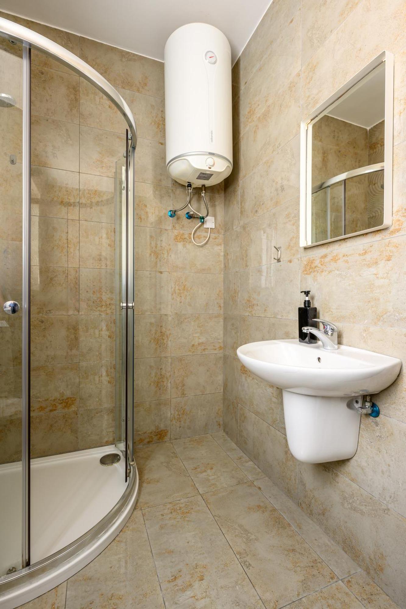 F11 Room 2, Private Room Two Single Beds Shared Bathroom In Shared Flat Msida Exterior photo