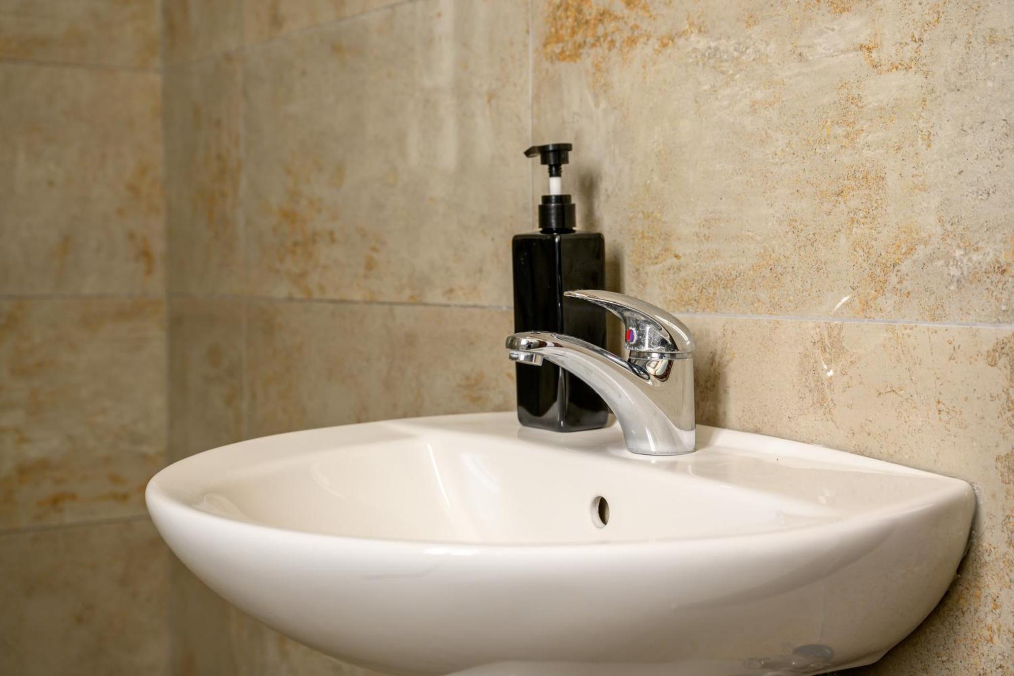 F11 Room 2, Private Room Two Single Beds Shared Bathroom In Shared Flat Msida Exterior photo