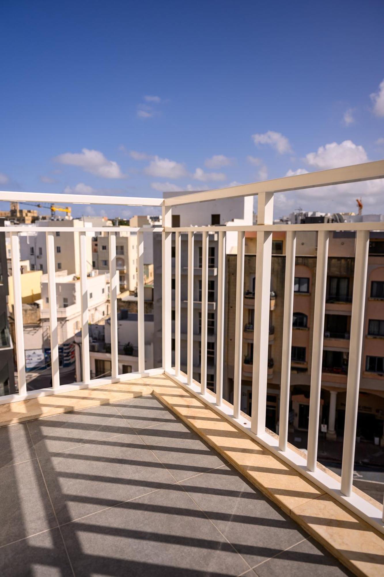 F11 Room 2, Private Room Two Single Beds Shared Bathroom In Shared Flat Msida Exterior photo
