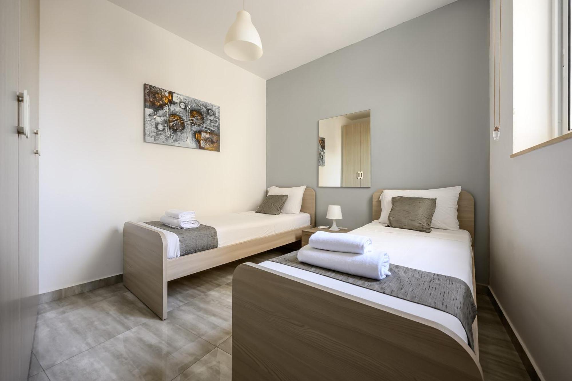 F11 Room 2, Private Room Two Single Beds Shared Bathroom In Shared Flat Msida Exterior photo